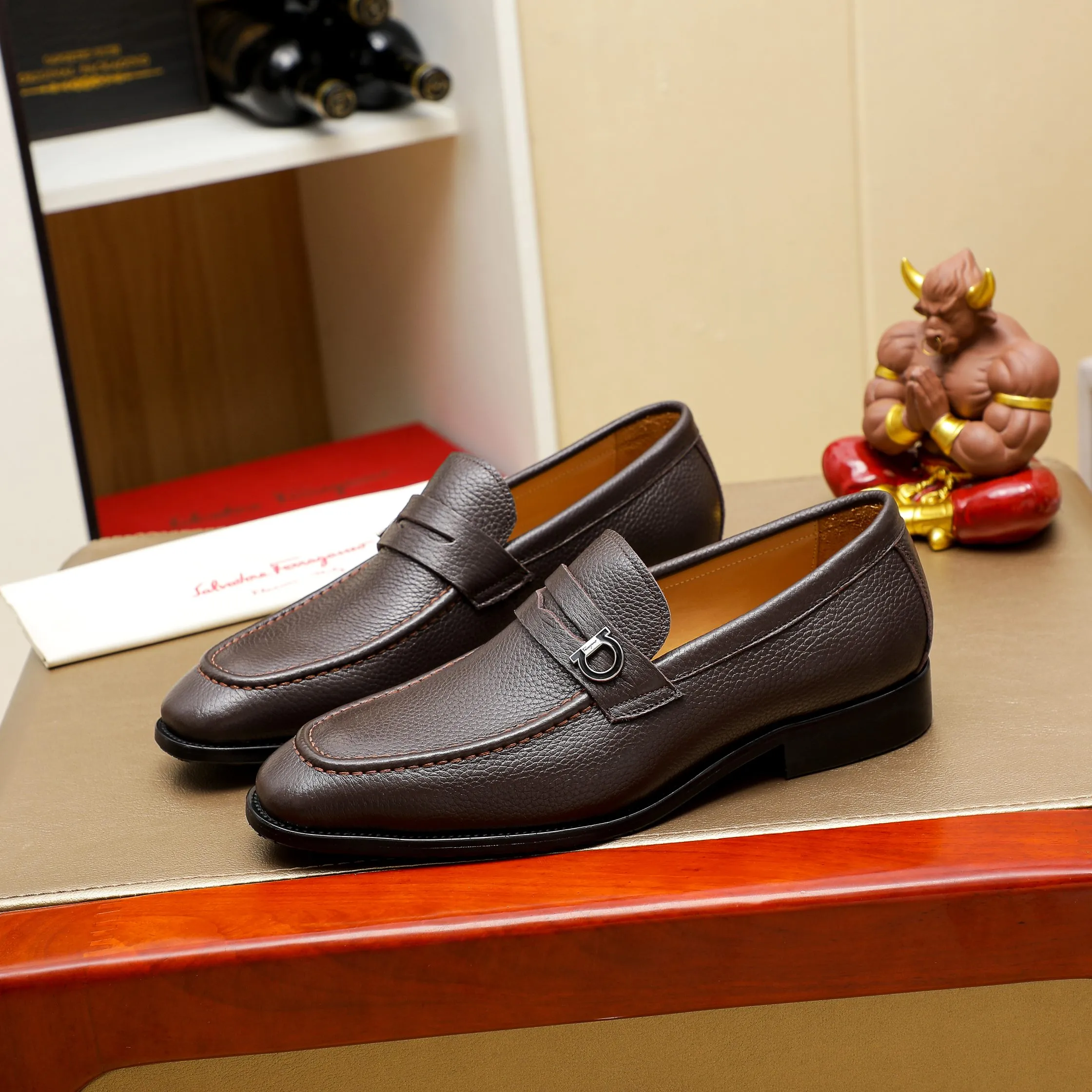 Men's shoes 💰460 🕷🕷🐂【Ferragamo】Ferragamo Popular fashionable leather shoes🇨🇳Official website counter 1:1 production, original mold opening💯Good quality visible, imported high-end first-layer waxed calfskin, water-dyed🐂leather lining🌿very clear texture, high-quality waterproof, non-slip and wear-resistant outsole🎋high quality and low price, truly handmade🍓3 colors available! Code number 38-44……(45.46.Customized)